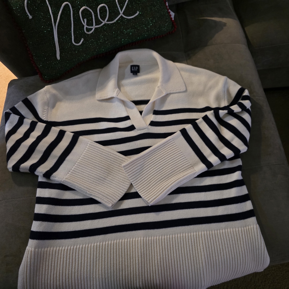 GAP Women's V-Neck Sweater - Black and White Stripes
